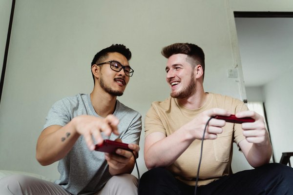 Comment optimiser les performances des applications Node.js avec des techniques avancées de caching?